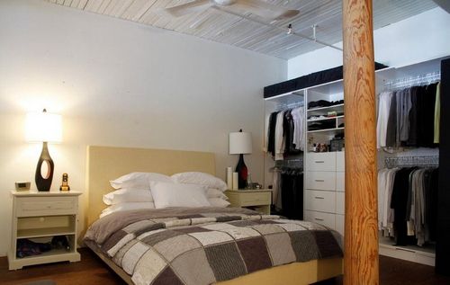 Гардеробная в спальне: фото дизайна, шкаф из гипсокартона, встроенная в маленькой, зона за кроватью, дверь в отдельную