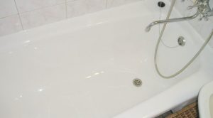 Как делается реставрация эмали на чугунной ванне?