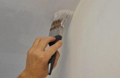 Как освежить или покрасить побеленный потолок?