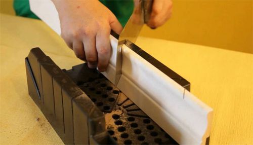 Как сделать монтаж потолочного плинтуса своими руками, как снять и при необходимости сделать ремонт, детальное фото +видео