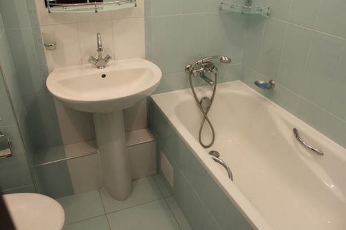 Как спрятать трубы в ванной: скрыть в комнате и закрыть фото, плитку убрать и заделать нишу гипсокартоном или пластиком