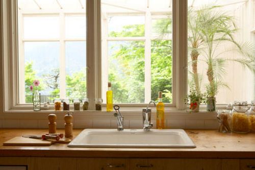 Кухня с окном: вдоль и у окна, напротив и возле, интерьер с панорамным окном, фотогалерея проектов