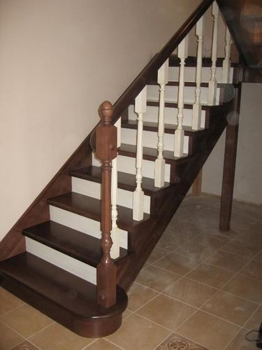 Лак для лестницы: деревянная из сосны, чем покрыть и отзывы, обработка полиуретановым, окрашенные фото