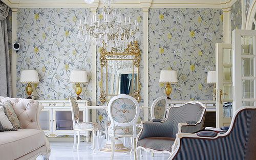 Обои с цветами в интерьере гостиной (49 фото): дизайн зала с крупными цветочными узорами персикового цвета