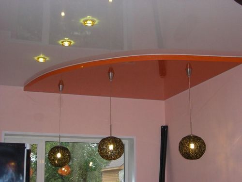 Потолок натяжной двухцветный: фото спайки двух цветов, комбинирование и варианты, 2 станка
