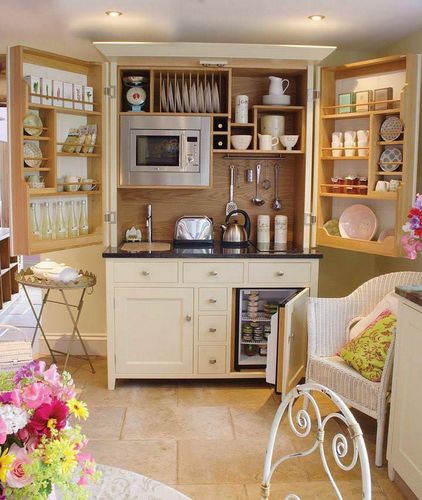 Шкафы для кухни: фото узких на кухню, стол под окном, лампы встроенные, выдвижные полки, нижние, настенные, стильные, отдельные, видео