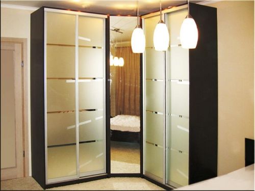 Угловые шкафы купе в спальню: фото в каталоге, внутри маленького размера, наполнение, дизайн образца 100х150