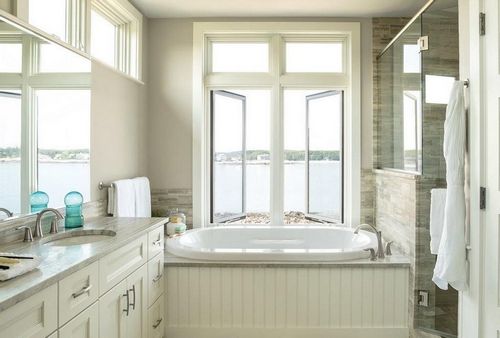 Ванная с окном: комнаты дизайн и фото, как оформить большую, имитация штор в интерьере, частный дом и коттедж