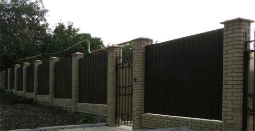 Забор из кирпича и профнастила (32 фото): универсальная конструкция ограждения из профлиста с кирпичными столбами