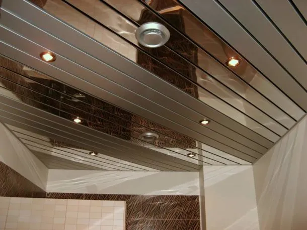 Реечный потолок: чередуем матовые и глянцевые панели