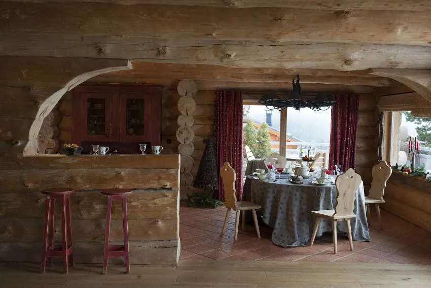 Столовая и кухня в деревянном доме 