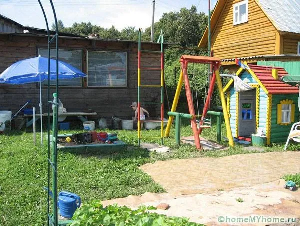Дачная детская площадка с домиком и качелями