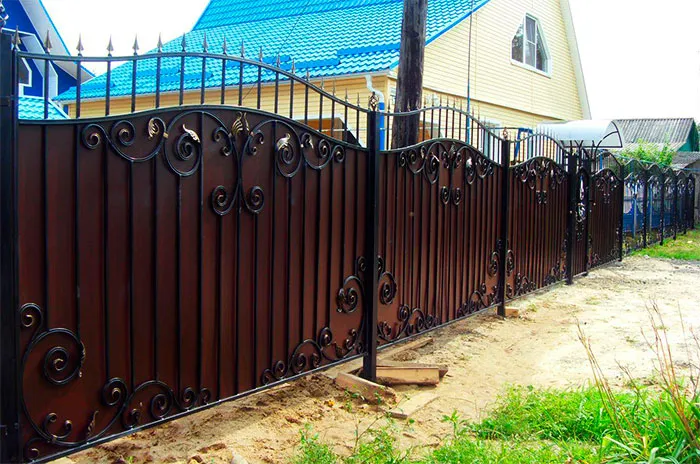 Комбинированный забор: ковка + металлопрофиль