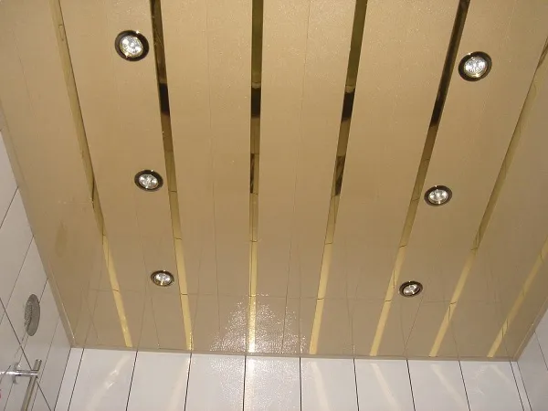 Материалы для отделки ванной_реечный потолок
