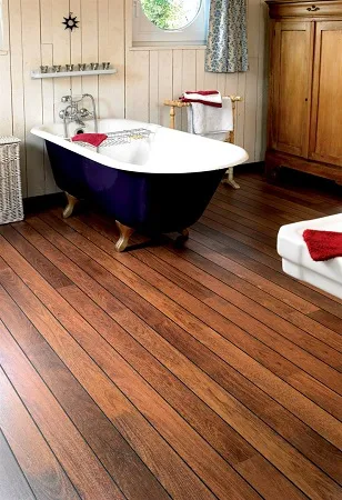 Материалы для отделки ванной_деревянный пол