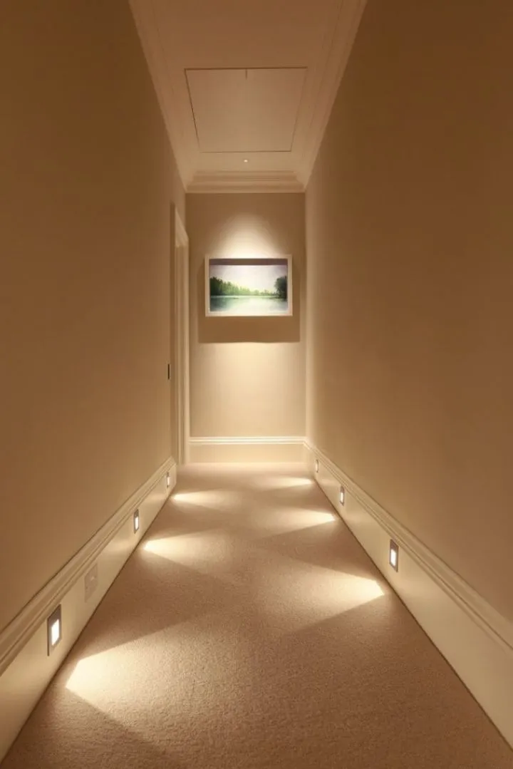 Нижний свет в узком коридоре сделает его визуально шире