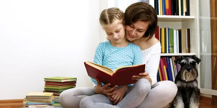 Не откажите себе в удовольствии уединиться и полистать любимую книгу и с детства приучайте ребёнка к чтению