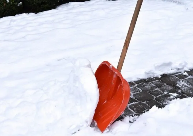 Пластмассовая лопата для уборки снега