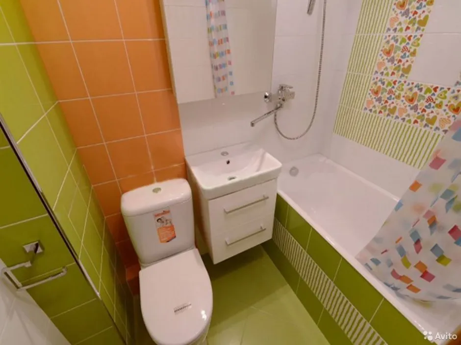 Маленькая ванная совмещенная с туалетом