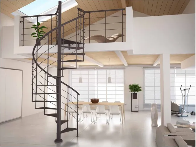 Металлическая винтовая лестница освобождает дополнительное пространство и делает проход на второй этаж еще более просторным и светлым. 