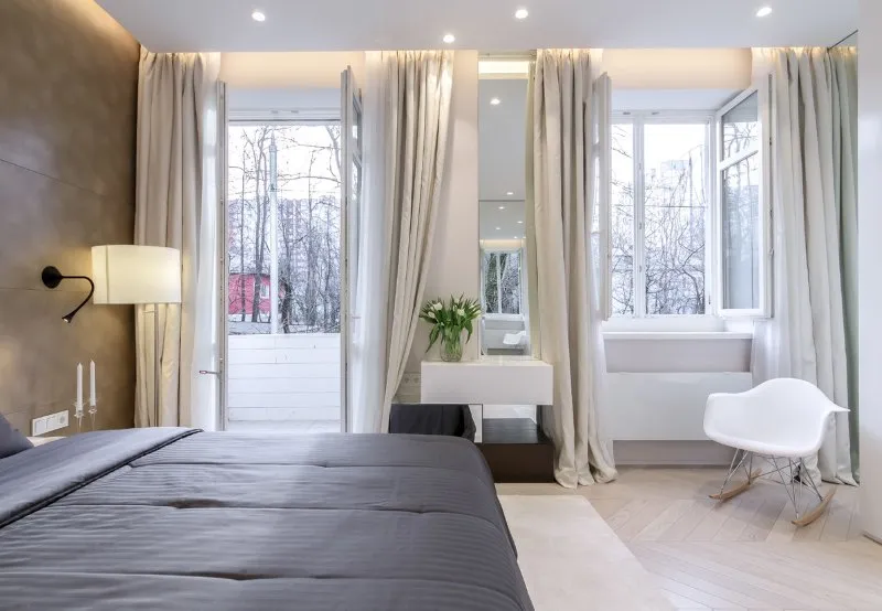 Красивая спальная комната со шторами на скрытом карнизе