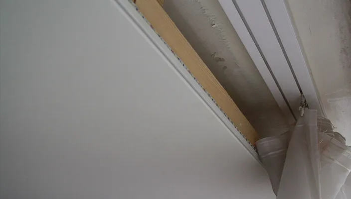 Пластиковый карниз для шторы в потолочной нише