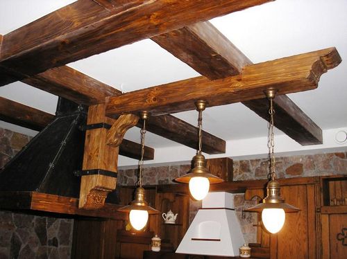 Балки на потолке: дизайн и фото, интерьер под старину, светлые на даче, имитация в старом доме, как обшить