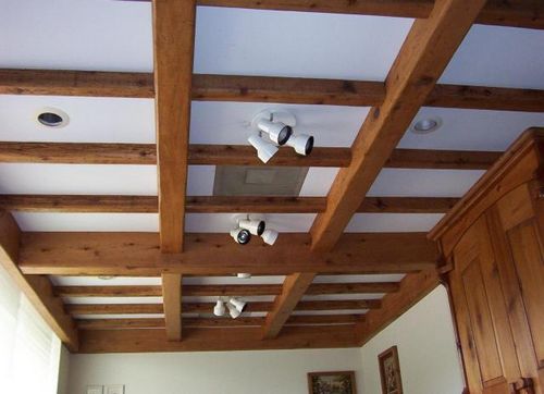 Балочный потолок - варианты отделки, фото