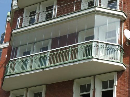 Безрамное остекление балконов и лоджий - положительные и отрицательные стороны системы