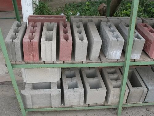 Блоки для забора (37 фото): шлакоблок и пескоблок для ограждения, декоративные бетонные изделия, характеристики керамзитобетонных и пеноблоков