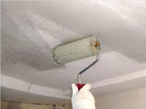Чем лучше белить потолок?