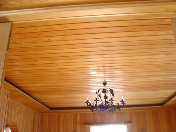 Чем отделать потолок в деревянном доме: обшивка фанерой и другие варианты, видео, фото