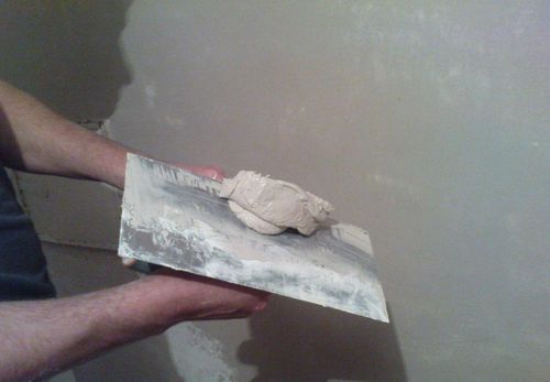 Чем заделать швы между плитами на потолке: стык между стеной, видна заделка, чем закрыть и как убрать деформационные, перекрытие чем замазать