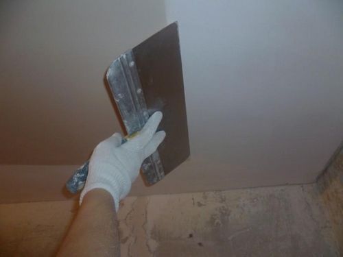 Чем заделать швы между плитами на потолке: стык между стеной, видна заделка, чем закрыть и как убрать деформационные, перекрытие чем замазать