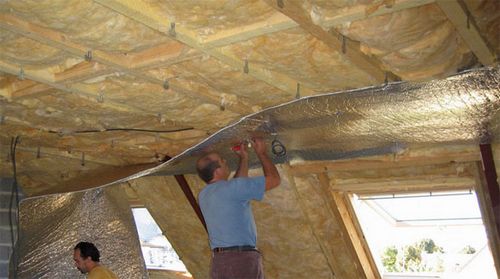 Утепляем потолок в деревянном доме: характеристика утеплителей, смотрите на фото и видео