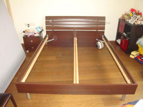 Двуспальные кровати с подъемным механизмом: 160 х 200 и 180 х 200, 140 х 200 и 150 х 190, деревянные и кожаные, как выбрать