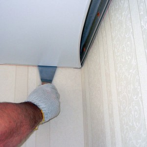 Дырка в натяжном потолоке: заделать, замазать или поменять потолок?