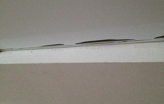 Дырка в натяжном потолоке: заделать, замазать или поменять потолок?