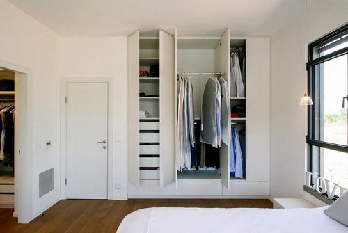 Гардеробная в спальне: фото дизайна, шкаф из гипсокартона, встроенная в маленькой, зона за кроватью, дверь в отдельную