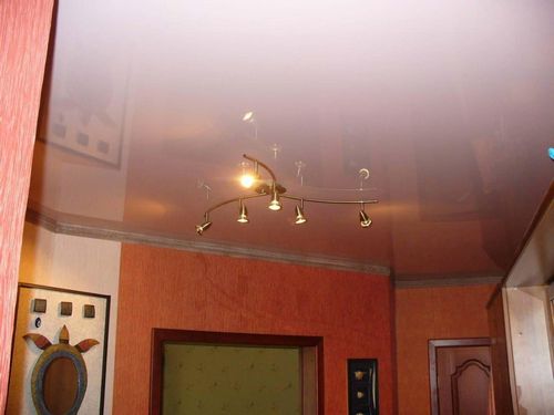 Глянцевые натяжные потолки: фото, как ухаживать за белыми, плюсы и минусы, установка и монтаж, чем протирать цветные