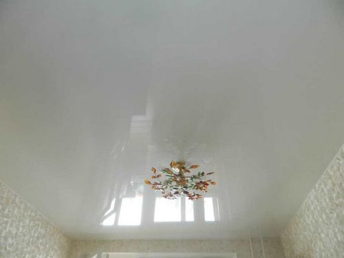 Глянцевые натяжные потолки: фото, как ухаживать за белыми, плюсы и минусы, установка и монтаж, чем протирать цветные