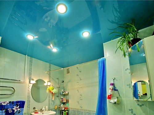 Голубые натяжные потолки в ванной - тонкости и преимущества применения