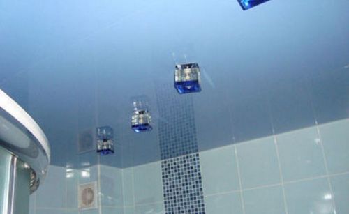 Голубые натяжные потолки в ванной - тонкости и преимущества применения