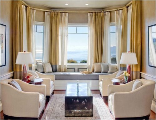 Гостиная с эркером дизайн фото: интерьер с камином, комната с диваном, зал-кухня с полу-эркерными окнами