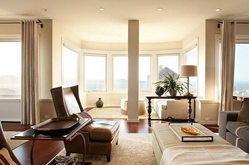 Гостиная с эркером дизайн фото: интерьер с камином, комната с диваном, зал-кухня с полу-эркерными окнами