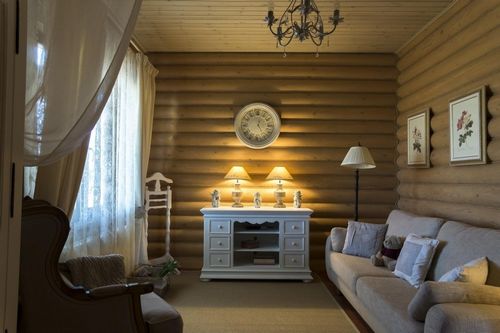 Гостиная в деревянном доме: дизайн интерьера, фото зала из бревна и бруса клееного, бревенчатое обустройство