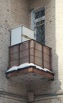 Холодильник на балконе: можно ли использовать, поставить зимой, летом на лоджию