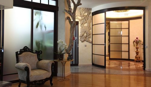 Элитная дверь в современном интерьере (36 фото): необычные эксклюзивные деревянные межкомнатные модели из массива дерева, эксклюзив оформления