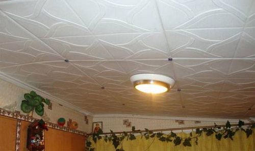 Как клеить плитку на потолок: оклейка потолочной пенопластовой плиткой на примерах фото и видео
