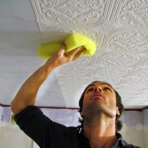 Как клеить потолочную плитку своими руками: пошаговая инструкция